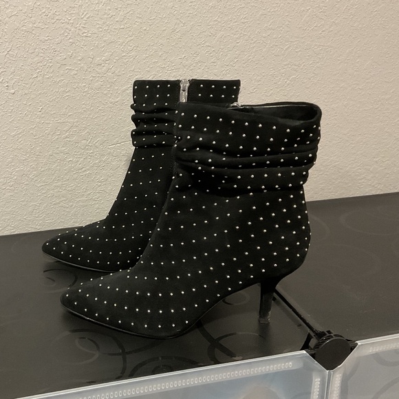 EUC Vince Camuto studded boots 9/40 - Picture 1 of 7